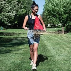 Earthway Hand Crank Spreader With 20lb Nylon Bag Hopper -Garden Warehousing e27 inuse vert